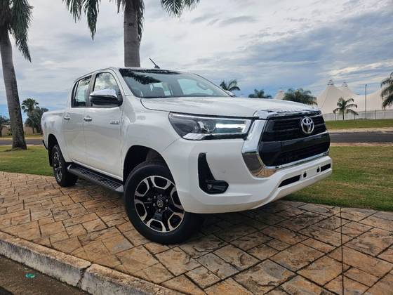 TOYOTA HILUX 2.8 D-4D TURBO DIESEL CD SRV 4X4 AUTOMÁTICO TOYOTA HILUX 2.8 D-4D TURBO DIESEL CD SRV 4X4 AUTOMÁTICO